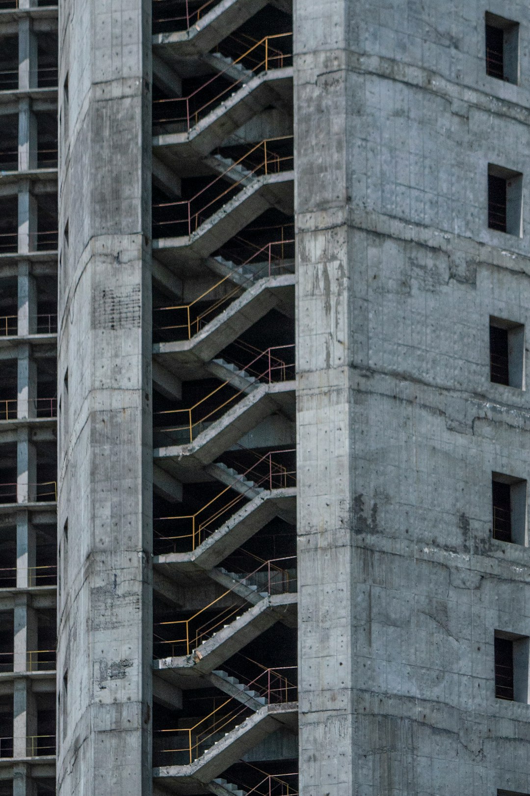 a-building-with-a-staircase-8hr4rdgseu